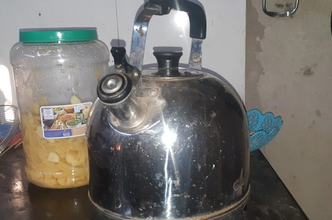 Thu&ecirc; người tắm cho con, kh&ocirc;ng ngờ chồng cũng được "chăm s&oacute;c" lu&ocirc;n - Ảnh 3.
