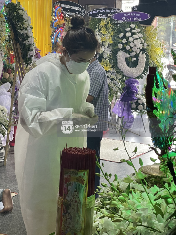 Cao Thái Hà nghẹn ngào trong tang lễ Đức Long: Hà xin phép mẹ Long cho mang 1 tấm di ảnh về, mỗi ngày sẽ thắp hương cho Long - Ảnh 2.