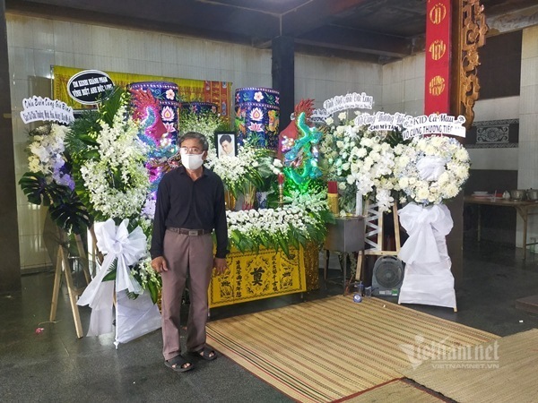 Bố mẹ túc trực tang lễ diễn viên, người mẫu Đức Long - Ảnh 6. Bố mẹ túc trực tang lễ diễn viên, người mẫu Đức Long - Ảnh 6.