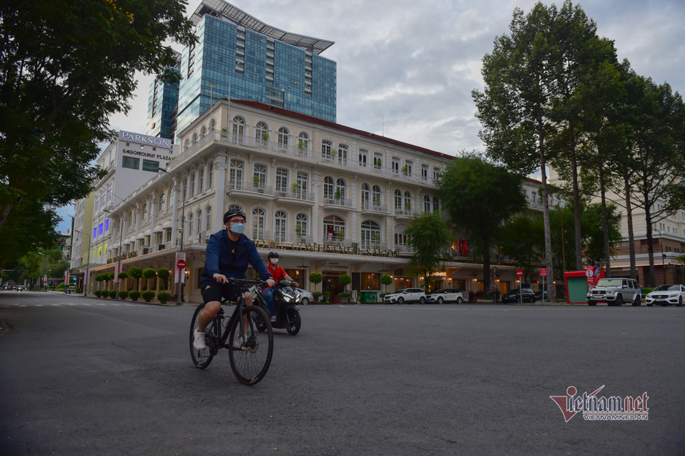 Hình ảnh TP.HCM trước giờ giãn cách xã hội