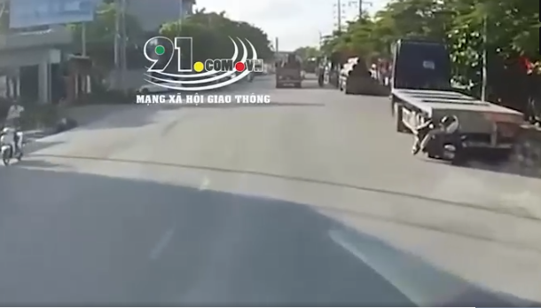 Cô gái trẻ chạy xe máy đâm thẳng đuôi container đỗ bên đường, nguyên nhân tai nạn gây băn khoăn - Ảnh 1.