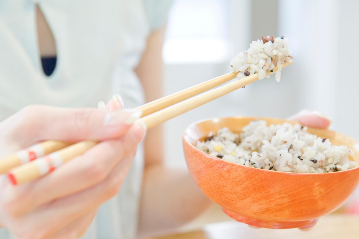 Для чего нужно есть рис. Палочки для еды. Рис с палочками. Китайские палочки и рис. Рис едят палочками.