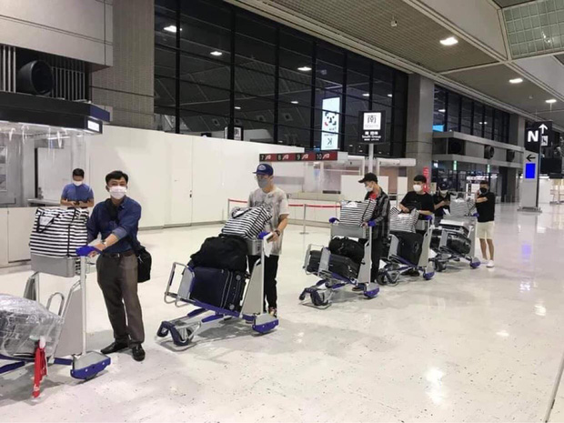 Hình ảnh tại sân bay đưa tro cốt nam thanh niên người Việt bị sát hại tại Nhật Bản trở về quê hương gây xúc động - Ảnh 3.