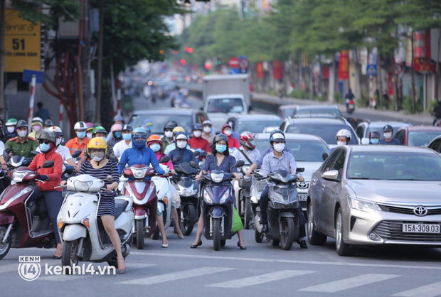 Đường phố Hà Nội tấp nập ngày đầu tuần - Ảnh 5.