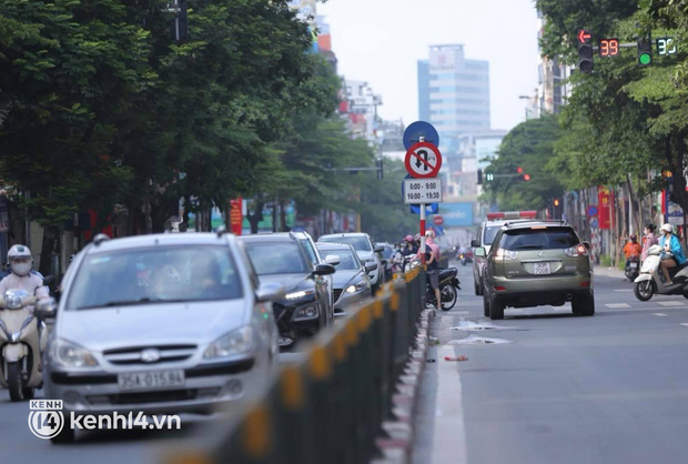Đường phố Hà Nội tấp nập ngày đầu tuần - Ảnh 12.