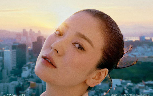 Song Hye Kyo xuất hiện 'cực đỉnh' trên bìa tạp chí, ai cũng ngỡ ngàng với vòng 1 vô cùng sexy