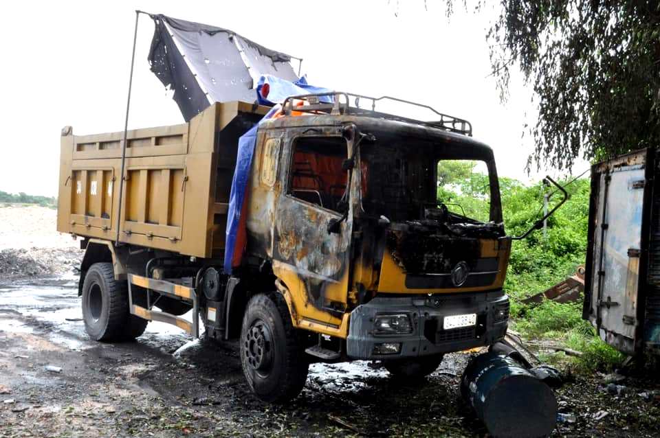 Người đ&agrave;n &ocirc;ng ở Hải Dương bị đốt xe &ocirc; t&ocirc; v&igrave; nợ hơn 2,5 tỷ đồng tiền c&aacute; độ b&oacute;ng đ&aacute;