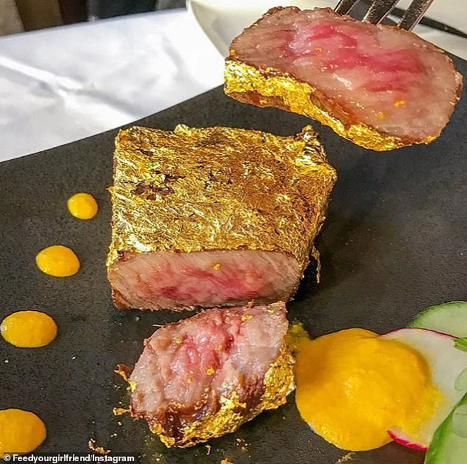 Gold meat. Золотой стейк. Стейк из золота. Стейк Gold 24k. Золотое мясо в Дубаи.