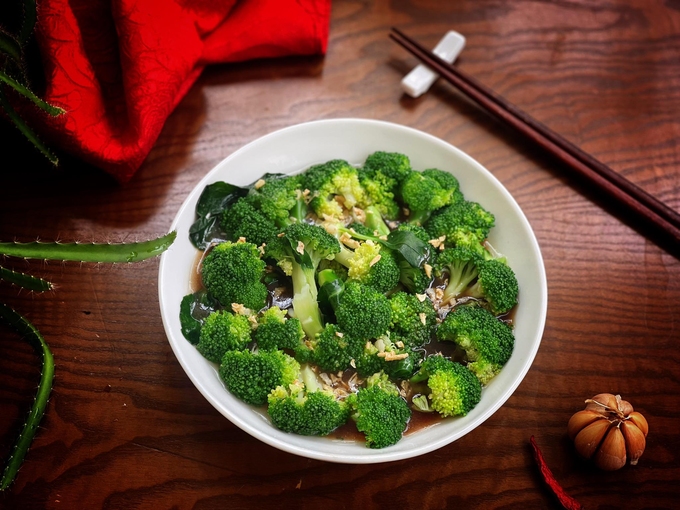 S&uacute;p lơ sốt dầu h&agrave;o gi&ograve;n ngon, xanh mướt - Ảnh 2.