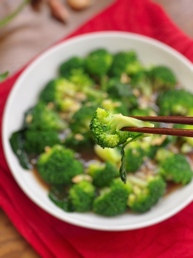 Súp lơ sốt dầu hào giòn ngon, xanh mướt - Ảnh 3. Súp lơ sốt dầu hào giòn ngon, xanh mướt - Ảnh 3.