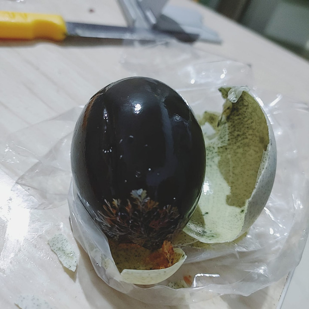 Loại trứng đen sì, có mùi khai, từ món ăn bỏ đi đến đặc sản gây nghiện với dân Việt - Ảnh 2.