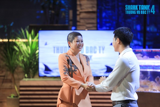 Shark Tank: Quyết chiêu mộ startup Mực nhảy, Shark Liên cạnh tranh với Shark Bình - Ảnh 6.