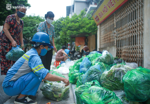  Ấm lòng: Giữa những ngày giãn cách ở Hà Nội, 2 nữ lao công vẫn đều đặn tặng rau miễn phí cho người dân - Ảnh 3.