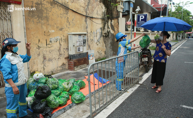 Ấm lòng: Giữa những ngày giãn cách ở Hà Nội, 2 nữ lao công vẫn đều đặn tặng rau miễn phí cho người dân - Ảnh 4.