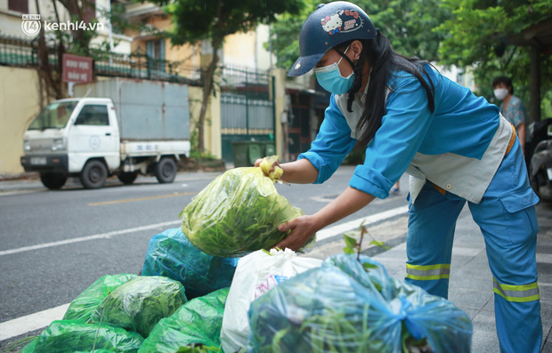  Ấm lòng: Giữa những ngày giãn cách ở Hà Nội, 2 nữ lao công vẫn đều đặn tặng rau miễn phí cho người dân - Ảnh 5.