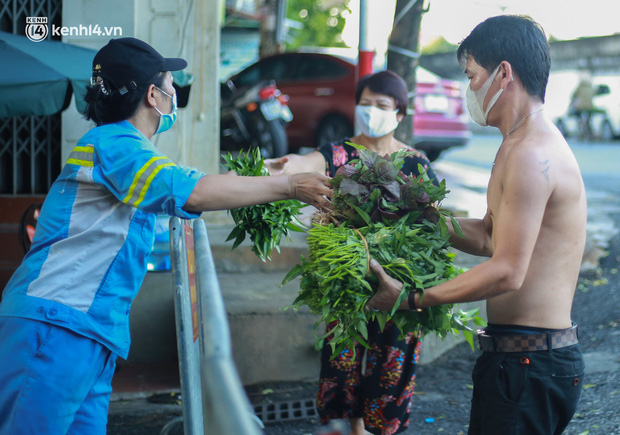  Ấm lòng: Giữa những ngày giãn cách ở Hà Nội, 2 nữ lao công vẫn đều đặn tặng rau miễn phí cho người dân - Ảnh 7.