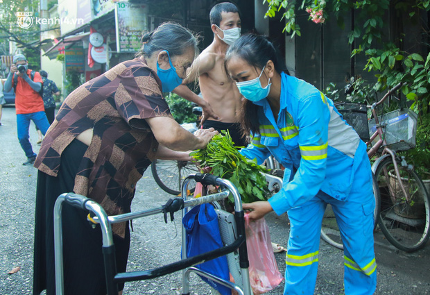  Ấm lòng: Giữa những ngày giãn cách ở Hà Nội, 2 nữ lao công vẫn đều đặn tặng rau miễn phí cho người dân - Ảnh 8.