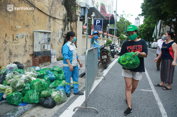  Ấm lòng: Giữa những ngày giãn cách ở Hà Nội, 2 nữ lao công vẫn đều đặn tặng rau miễn phí cho người dân - Ảnh 10.