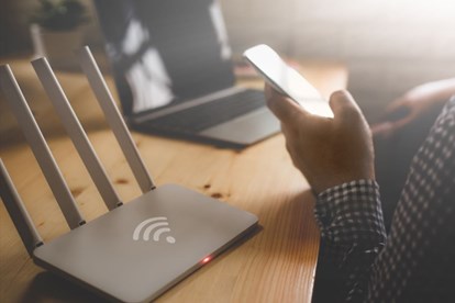 Điểm danh những vật dụng cản trở tốc độ wifi nhà bạn, tốt nhất nên đặt tránh xa những vật này - Ảnh 2.