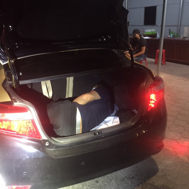 Người đàn ông Trung Quốc nằm trong cốp xe ô tô trốn qua chốt phòng dịch - Ảnh 1.