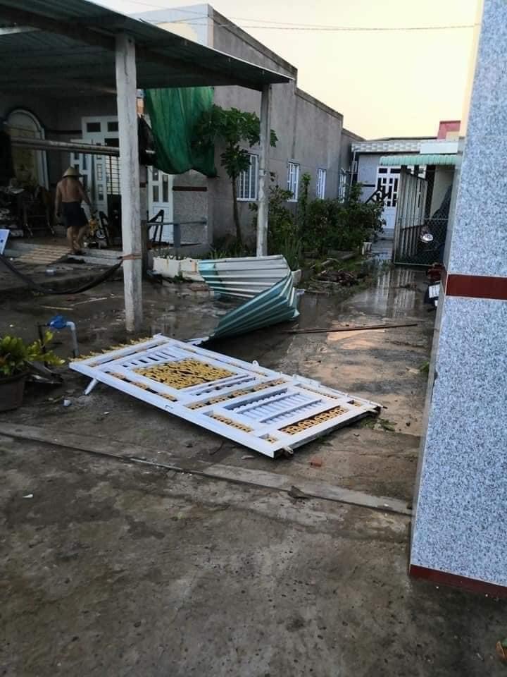 Hình ảnh cận cảnh vòi rồng xuất hiện, tàn phá hàng trăm ngôi nhà khiến nhiều người kinh hãi - Ảnh 4. Hình ảnh cận cảnh vòi rồng xuất hiện, tàn phá hàng trăm ngôi nhà khiến nhiều người kinh hãi - Ảnh 4.