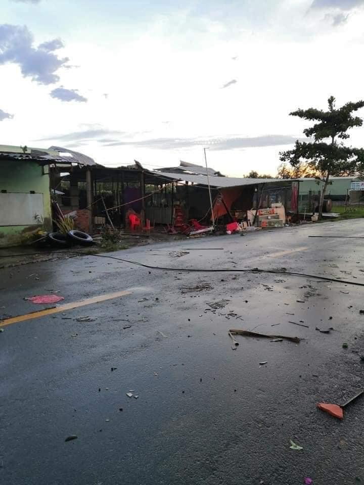 Hình ảnh cận cảnh vòi rồng xuất hiện, tàn phá hàng trăm ngôi nhà khiến nhiều người kinh hãi - Ảnh 5. Hình ảnh cận cảnh vòi rồng xuất hiện, tàn phá hàng trăm ngôi nhà khiến nhiều người kinh hãi - Ảnh 5.