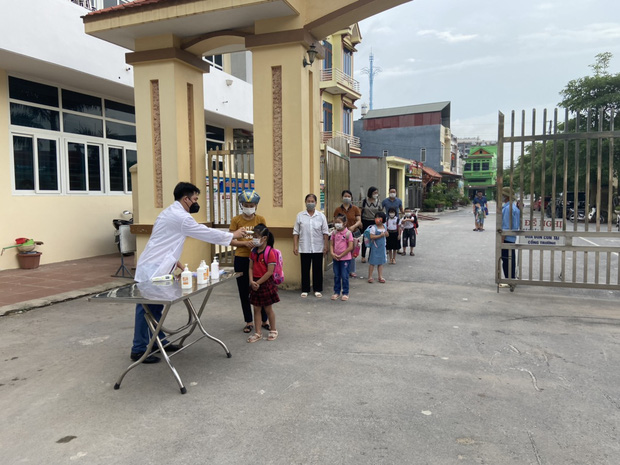  Bắc Giang: Học sinh lớp 1 hào hứng với tiết học đầu tiên - Ảnh 1.