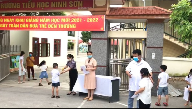  Bắc Giang: Học sinh lớp 1 hào hứng với tiết học đầu tiên - Ảnh 2.