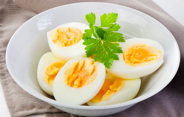 با خوردن تخم مرغ به روش اشتباه ، متخصصان به شما می گویند که برای تخم مرغ چه کارهایی را باید انجام دهید و چه کارهایی را نباید انجام دهید - عکس 2.