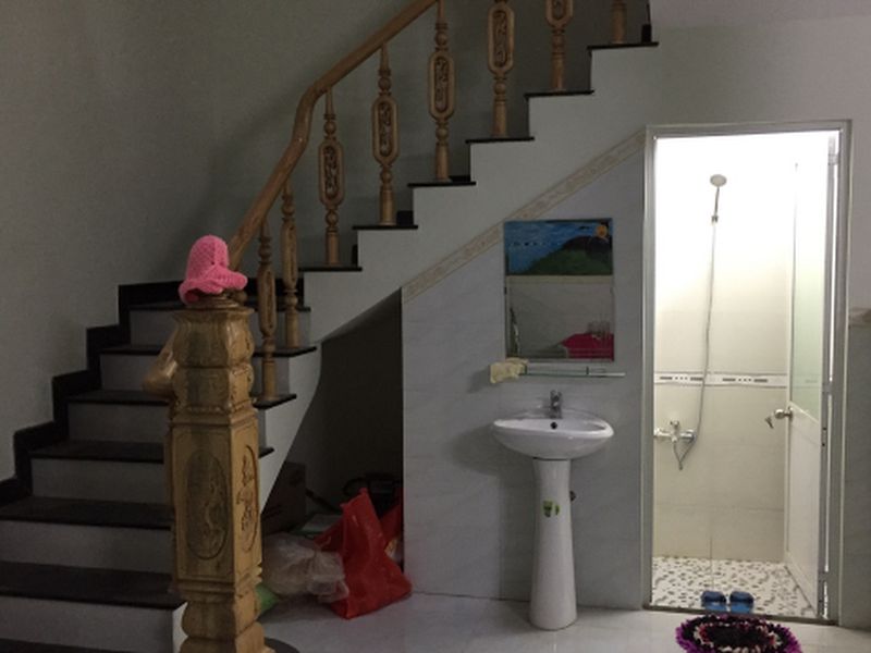 Bố trí nhà vệ sinh dưới gầm cầu thang là một trong những cách hiệu quả để sử dụng không gian nhà ở. Với sự phong phú trong lựa chọn màu sắc, trang trí và đồ nội thất, không gian nhà vệ sinh đầy sang trọng và tiện nghi chắc chắn sẽ khiến bạn bị thu hút. Hãy cùng xem bức ảnh để cảm nhận!