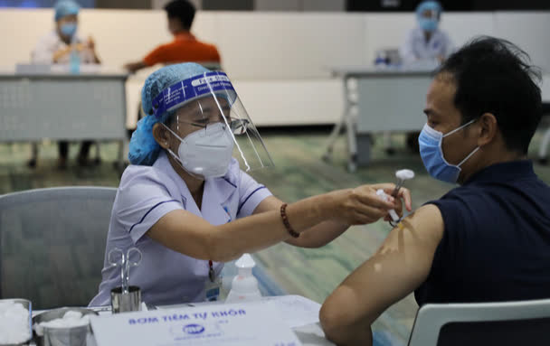 Bộ Y tế phân bổ thêm gần 980.000 liều vắc xin cho TP. Hồ Chí Minh và gần 700.000 liều cho TP. Hà Nội - Ảnh 2.