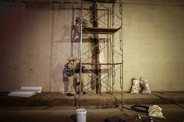 Công nhân làm việc xuyên đêm sửa chữa hầm Kim Liên - Ảnh 2.