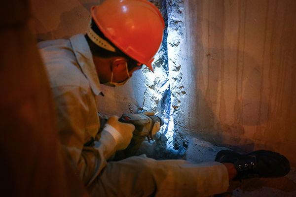 Công nhân làm việc xuyên đêm sửa chữa hầm Kim Liên - Ảnh 3.