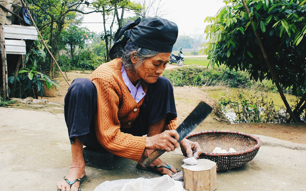 Cạp đất mà ăn không còn là câu nói đùa nữa khi bạn đến vùng đất này của Việt Nam, nơi người dân ăn đất như nhai kẹo - Ảnh 2.