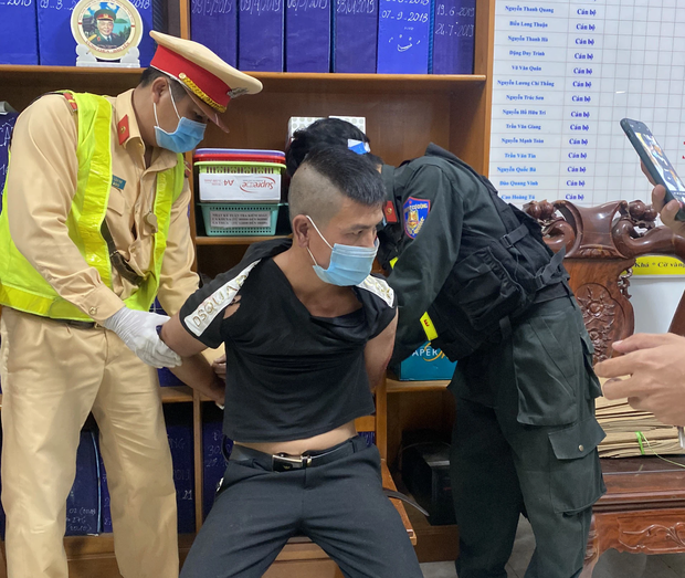  Trộm ô tô ở Bình Định gắn BKS xe máy rồi chạy trốn, thanh niên “thông” chốt ở Bình Thuận thì bị bắt - Ảnh 1.