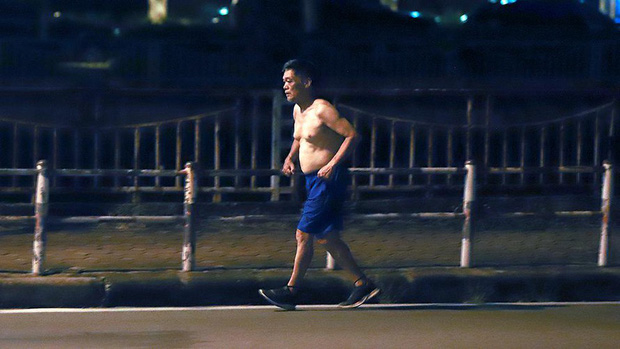  Bất chấp lệnh ở nhà, nhiều người Hà Nội vẫn ra đường tập thể dục từ tờ mờ sáng - Ảnh 3.