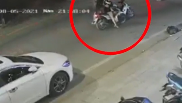 2 thanh niên phóng xe máy chặn đầu đánh người bất tỉnh giữa đường rồi bỏ chạy - Ảnh 1.