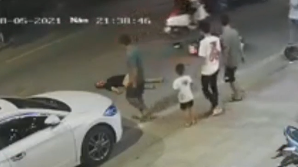 2 thanh niên phóng xe máy chặn đầu đánh người bất tỉnh giữa đường rồi bỏ chạy - Ảnh 2.