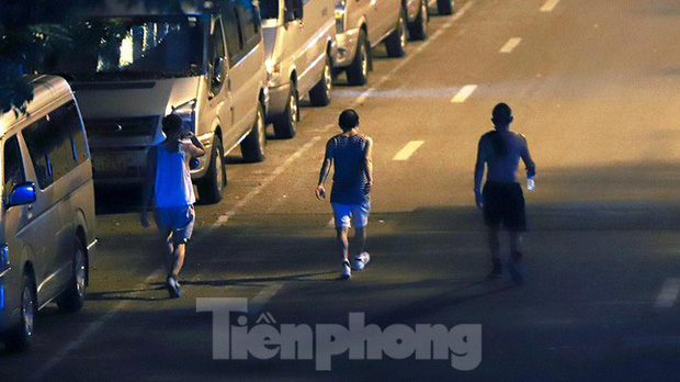  Bất chấp lệnh ở nhà, nhiều người Hà Nội vẫn ra đường tập thể dục từ tờ mờ sáng - Ảnh 5.
