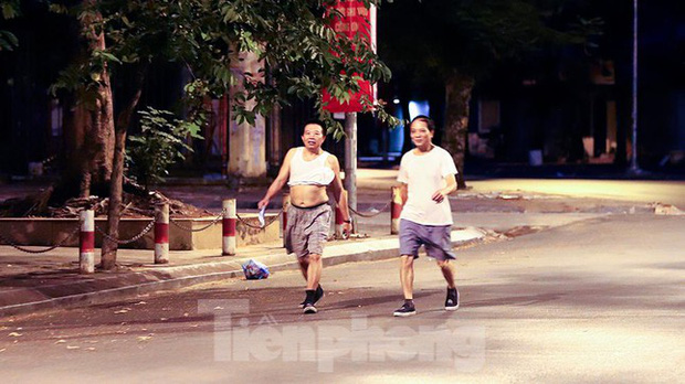  Bất chấp lệnh ở nhà, nhiều người Hà Nội vẫn ra đường tập thể dục từ tờ mờ sáng - Ảnh 12.