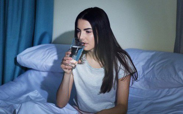 Đây là điều xảy ra với cơ thể nếu bạn có thói quen uống một cốc nước trước khi đi ngủ - Ảnh 2.