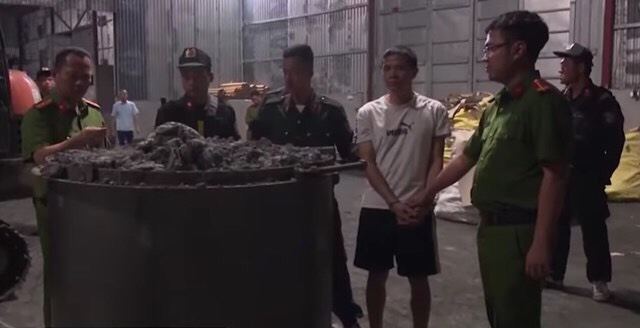 Quảng Ninh: Triệt phá đường dây buôn lậu quặng ngụy trang giấy cuộn xuất sang Trung Quốc - Ảnh 1.