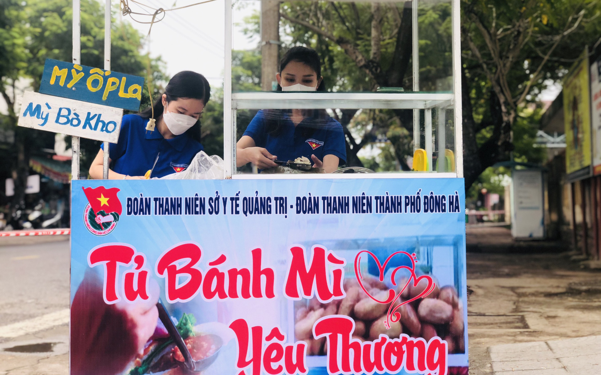 Quảng Trị: 'Tủ bánh mì yêu thương' ấm lòng bệnh nhân trong đại dịch COVID-19