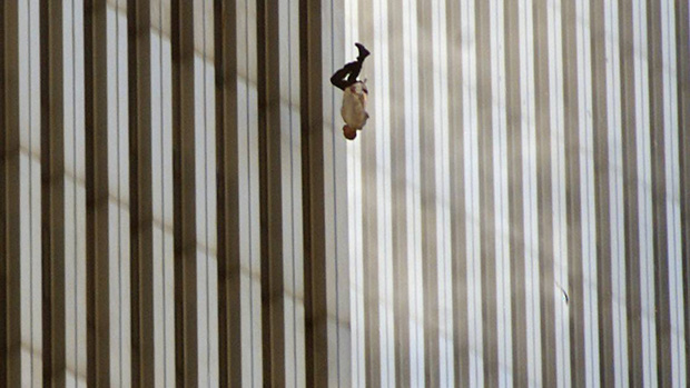 Người đàn ông rơi: Tấm hình ám ảnh cực độ về thảm kịch ngày 11/9 và câu chuyện do nhiếp ảnh gia máu lạnh kể lại - Ảnh 1.