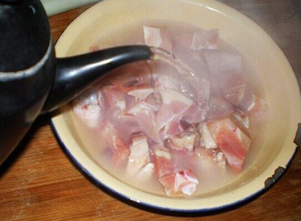Nhiều người đem chần thịt lợn qua nước nóng để loại bỏ chất bẩn trước khi nấu: Chuyên gia nói sai lầm tai hại - Ảnh 2.