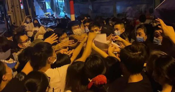  Bí thư Hà Nội yêu cầu làm rõ trách nhiệm lãnh đạo phường để dân chen lấn tiêm vaccine - Ảnh 1.