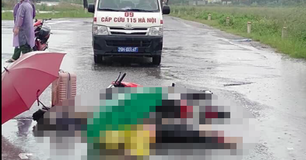  Hà Nội: 2 người đi xe máy dưới trời mưa lớn bất ngờ ngã xuống đường tử vong, nghi bị sét đánh - Ảnh 1.