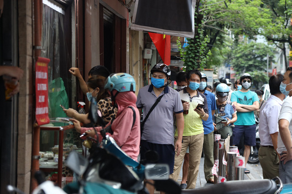 Tiệm bánh trung thu nổi tiếng Hà Nội phải đóng cửa vì... khách chen lấn để mua hàng - Ảnh 1.