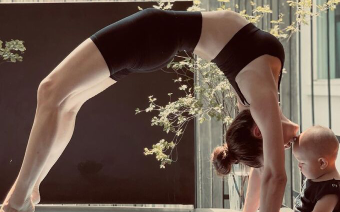 Hồ Ngọc Hà tập yoga để cơ thể, tâm trí bình an