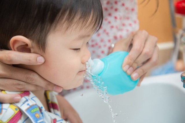 Bạn đã biết rửa mũi cho trẻ? - Ảnh 2.